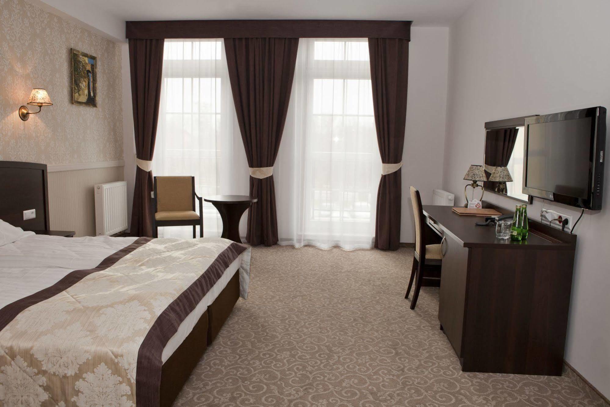 Dwor Dwikozy Hotel ภายนอก รูปภาพ