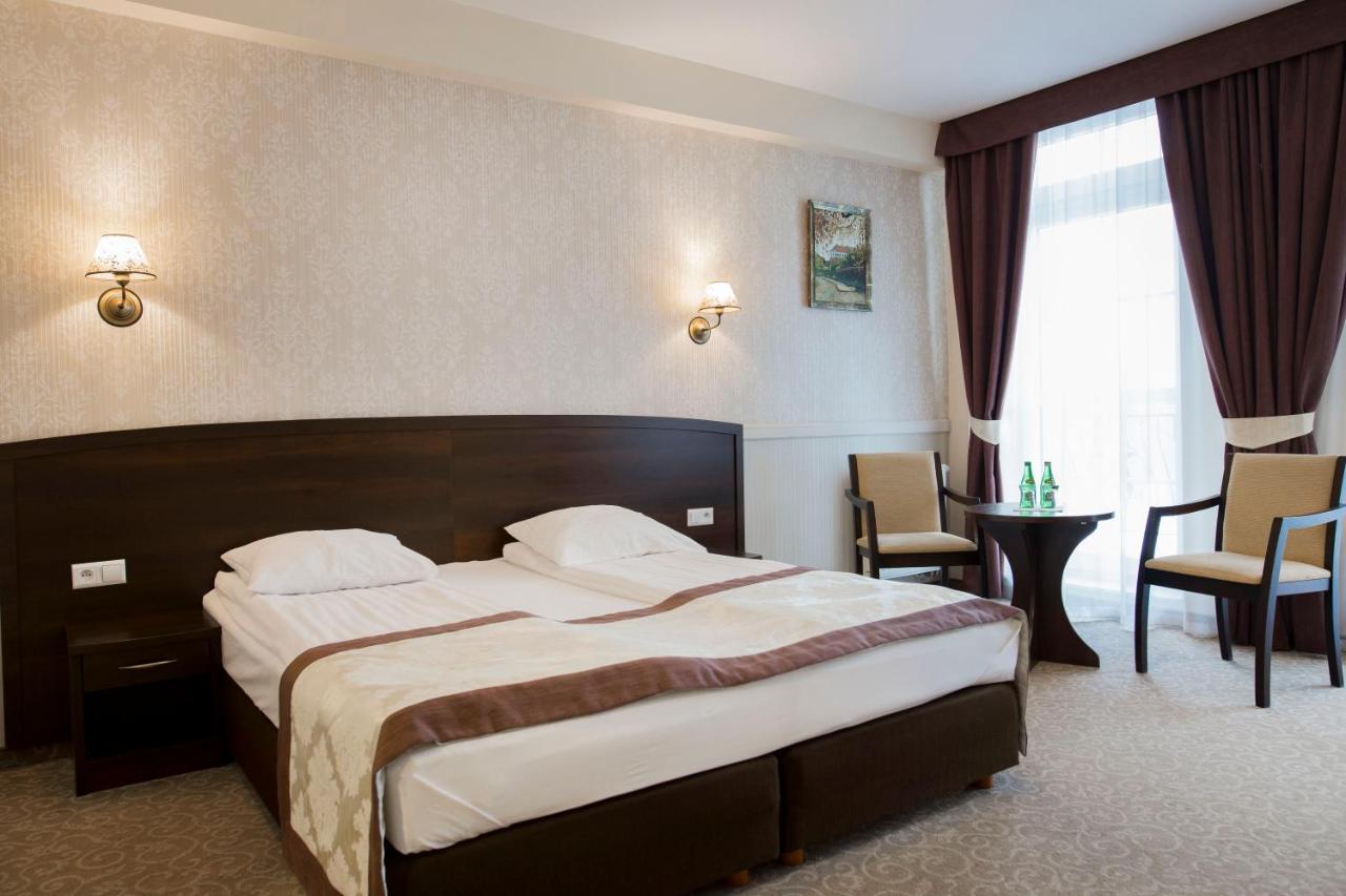 Dwor Dwikozy Hotel ภายนอก รูปภาพ