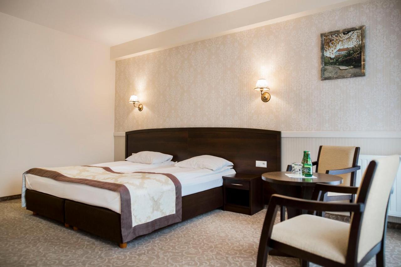 Dwor Dwikozy Hotel ภายนอก รูปภาพ